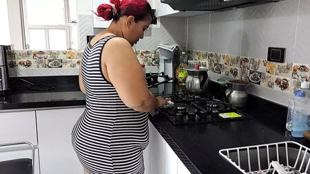 诱惑继母在厨房做爱