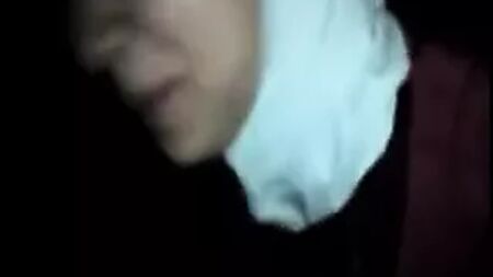 戴头巾的阿拉伯荡妇和男友在车里