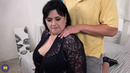 巨乳天然熟女BBW为年轻小伙口交并做爱
