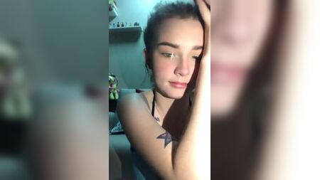 性感女孩穿着胸罩自拍.mp4