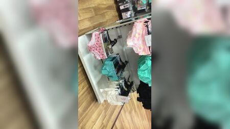 内衣区走道较窄