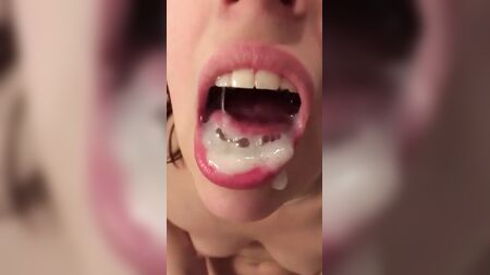 一个腐臭的婊子大口吞下了一口浓稠、结块的胶水