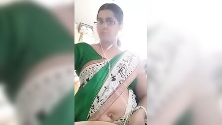 一位性感的泰米尔女老师向男友展示她的胸部和肚脐