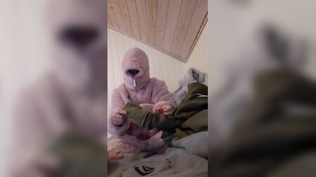 柔软蓬松的粉色连体衣