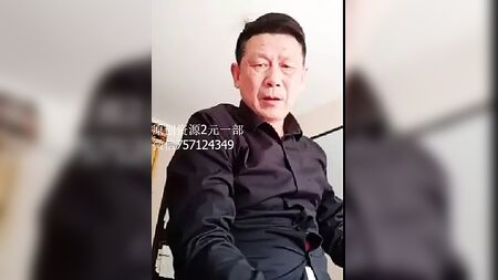 一位穿着西装的帅气中国男子