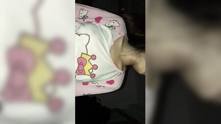 穿睡衣的娇小中国女孩 1
