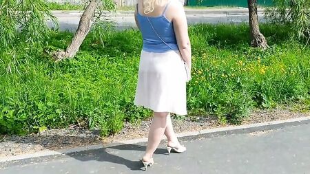 身着轻薄连衣裙、未穿内衣的性感女子