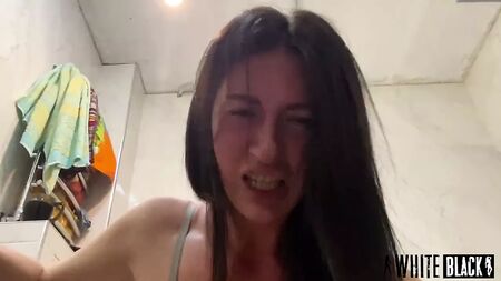 性感熟女在鸡巴上喷射出大量爱液