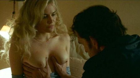 Riley Keough 在 ScandalPlanet.Com 上的露胸戏