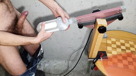 男性情趣用品：使用性爱机器自慰