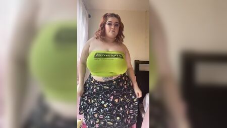 蜜桃般丰满的BBW巨乳，身穿吊带背心
