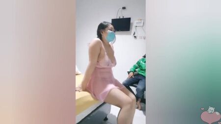 印尼的胖女孩喜欢邀请陌生人进她的房间