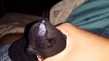 穿着内裤自慰，射在裆部口袋里