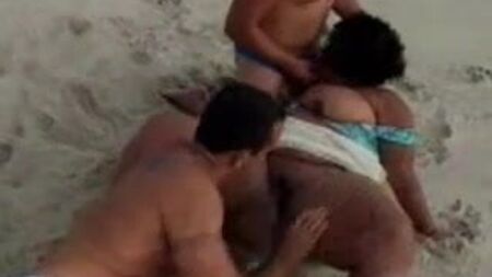 丰满女性的海滩三人行