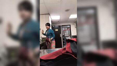 马来语 - 身穿克巴雅的女孩
