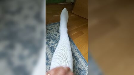试穿我新买的AA白色过膝袜！还是第一次呢！