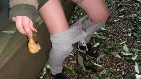 把那辣味鸡肉塞进我的小穴里