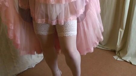 淡紫色伴娘礼服、粉色衬裙和厚底高跟鞋