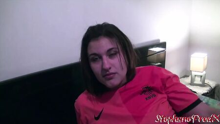 18岁的北非裔女孩米拉，寻求三人行