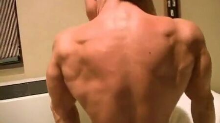 Fbb 裸体展示肌肉