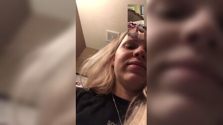 一对业余情侣——金发女郎和男友——在FaceTime上一起裸聊