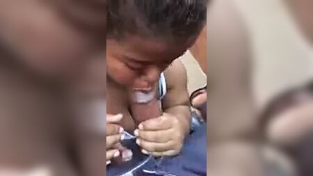 一位拥有大屁股和大胸的深色皮肤小个子女子，正在骑乘并吸吮黑人巨根