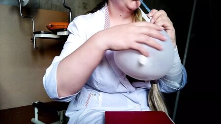 护士讲解如何制作情趣用品