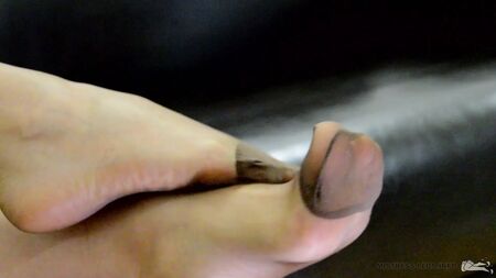 女主人穿着加固脚尖连裤袜的双腿
