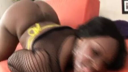 丰满的BBW黑人美女Skyy Black被白人男子的阴茎插入肛门