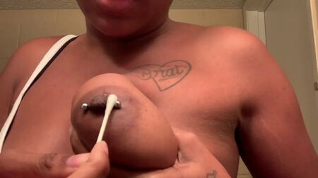 一位黑人YouTuber正在更换乳头穿孔饰品