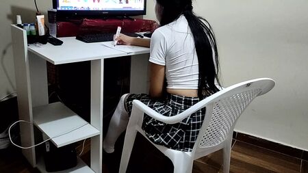 帮助美丽的18岁女学生完成性教育作业的变态老师