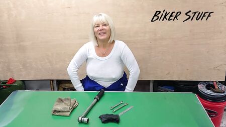 热门油管博主Biker Stuff——白衬衫上的老虎机