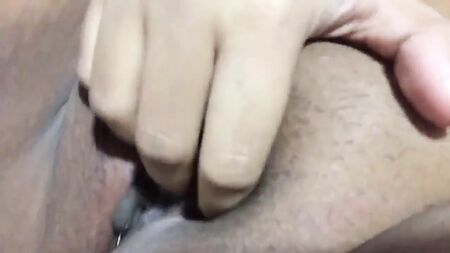 自慰阴蒂的女孩