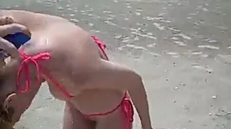 贝瑟妮·斯凯身穿一件连私处都遮不住的比基尼！