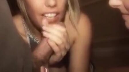 两位性感的英国女孩共享一根鸡巴并交换精液