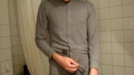 一个穿着睡衣自慰的男人