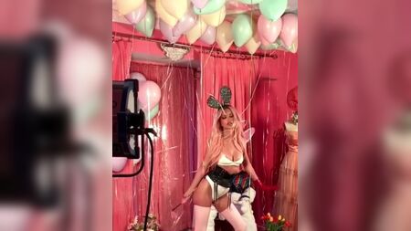 艾米莉·拉塔科夫斯基身着性感兔女郎装，乳头走光