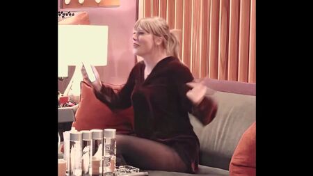 泰勒·斯威夫特在沙发上蹦跳