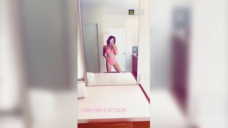 阿什莉·提斯代尔身着粉色比基尼拍摄的性感镜前自拍