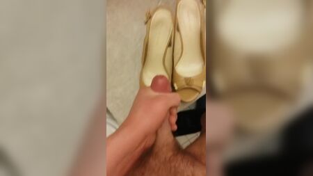 射在她鞋上——浅棕色露趾楔形鞋