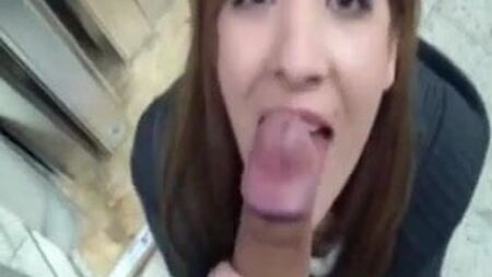 女孩在家得宝吸吮阴茎！