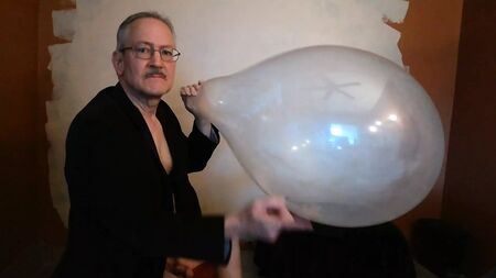Balloonbanger 80) 缓慢吹气、拉扯和爆破，使用Tuf-Tex 24英寸气球