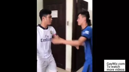 两名身穿足球队服的亚洲人正在发生性关系