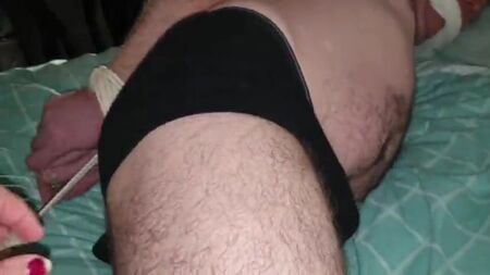 被五花大绑的男子