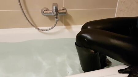 范思哲高跟皮靴被淋得透湿