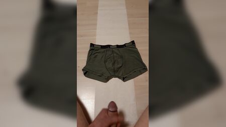 男孩将精液喷洒在自己的彪马内裤上