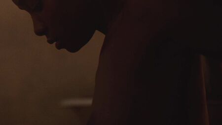 KiKi Layne 在《如果比尔街会说话》中露胸，乳头清晰可见