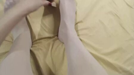 使用情趣玩具进行足部恋物癖游戏