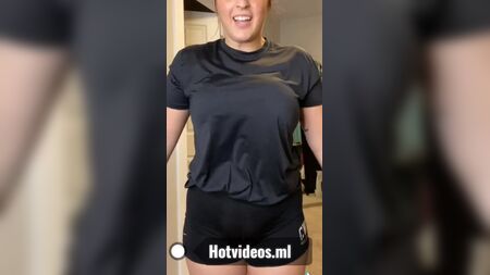 塔蒂·克索展示她那对硕大的天然巨乳
