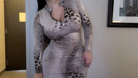 背着妻子和一个曲线极佳的美女偷情